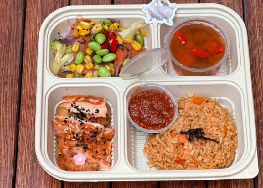 A Yumbox meal enjoyed by Shiu Min